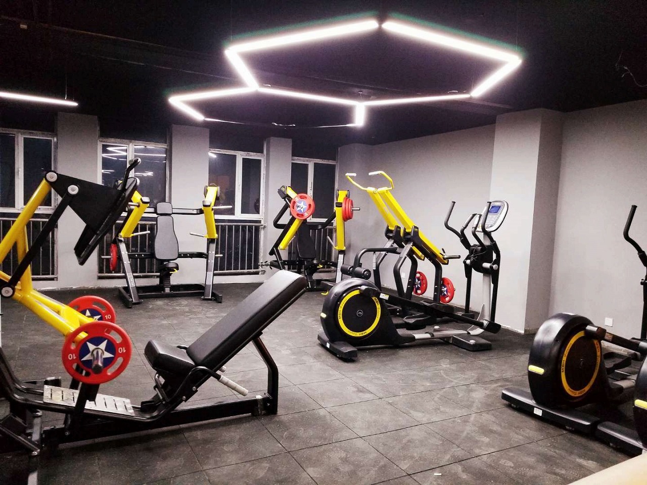 加盟健身房之后健身房必備的健身器械